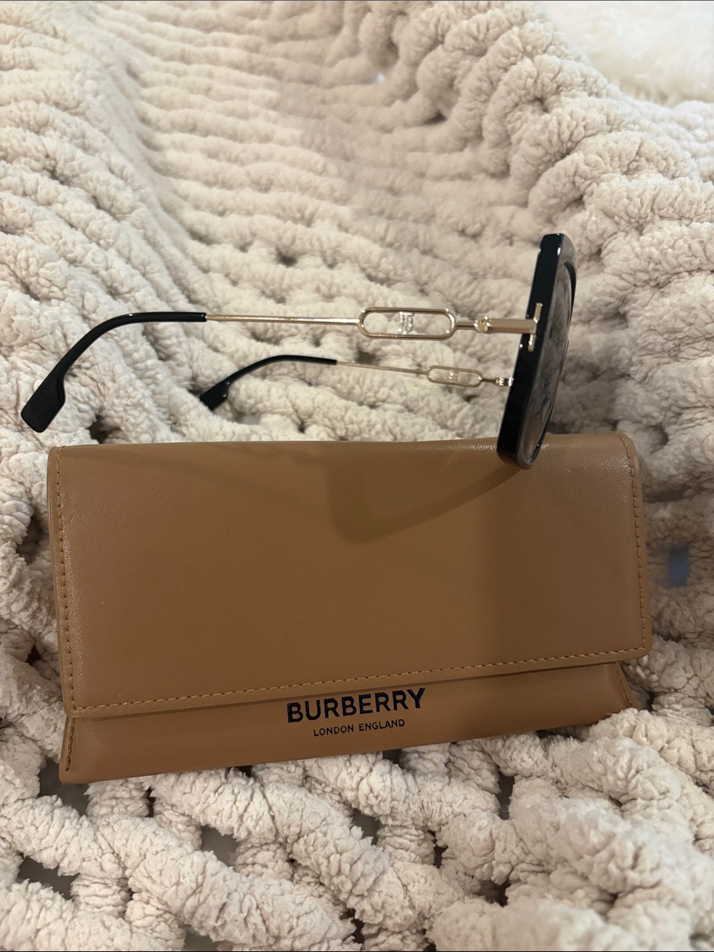 Burberry Luna black sunglasses with gold!